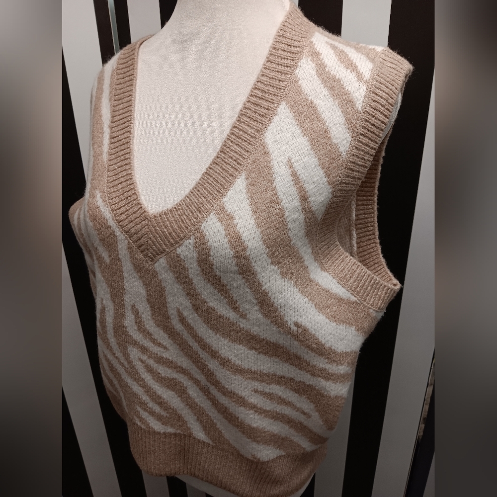 NWT sweater vest - Picture 4 of 9